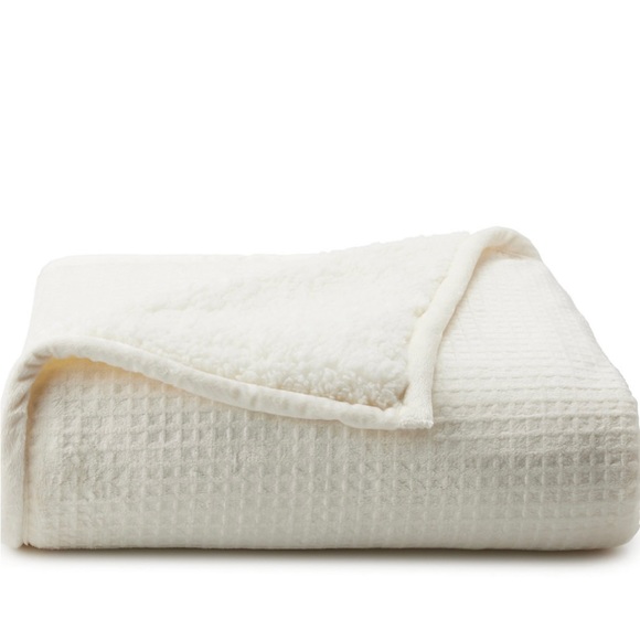 Cuddl Duds Bedding Nwt Cuddl Duds Plush To Sherpa Throw Poshmark